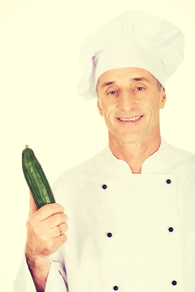 Cuoco maschio con un cetriolo — Foto Stock