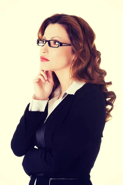 Denkende Geschäftsfrau schaut auf. — Stockfoto