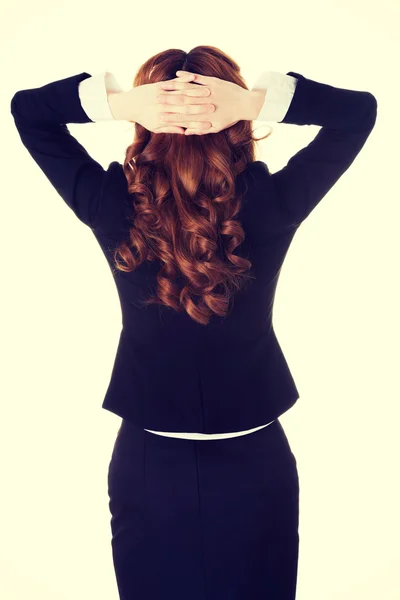Молодая деловая женщина с руками за головой . — стоковое фото