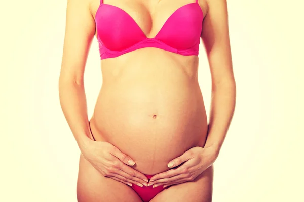 Femme enceinte touchant le ventre — Photo