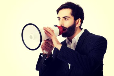 Bir megafon kullanarak bağırarak işadamı.