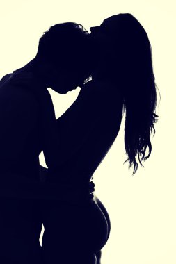 Aşk öpüşme içinde bir kadın ve erkek