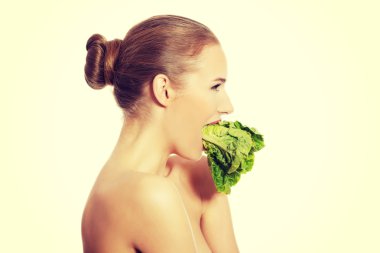 Çıplak kadın marul yeme yan görünüm