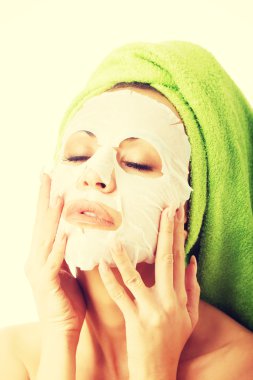 Yüz maskeli bir kadının portresi.