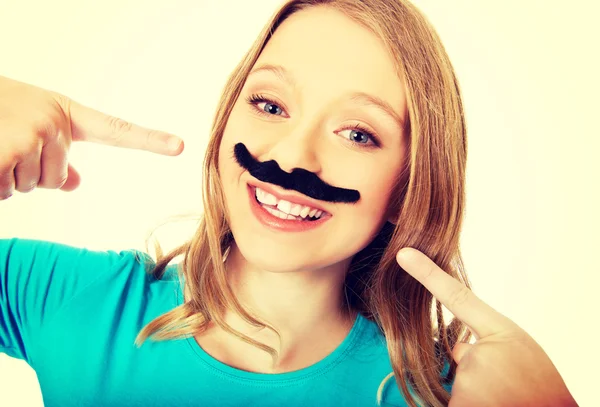 Szczęśliwa młoda kobieta z wąsami — Zdjęcie stockowe