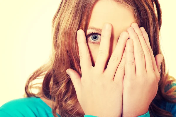 Frau bedeckt ihr Gesicht mit Händen — Stockfoto