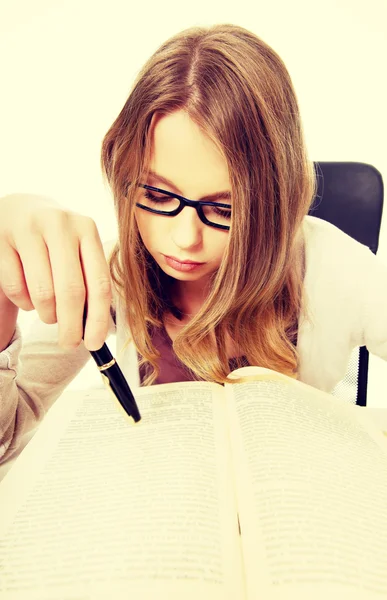 Jeune femme apprenant à l'examen — Photo