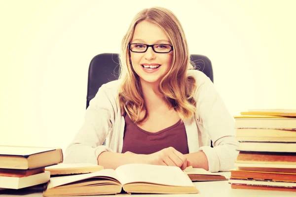 Junge Frau mit Bücherstapel — Stockfoto