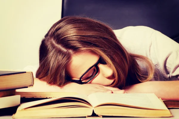 Zmęczona kobieta z stos książek — Zdjęcie stockowe