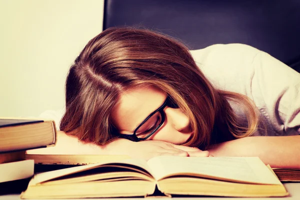 Mujer cansada con una pila de libros —  Fotos de Stock