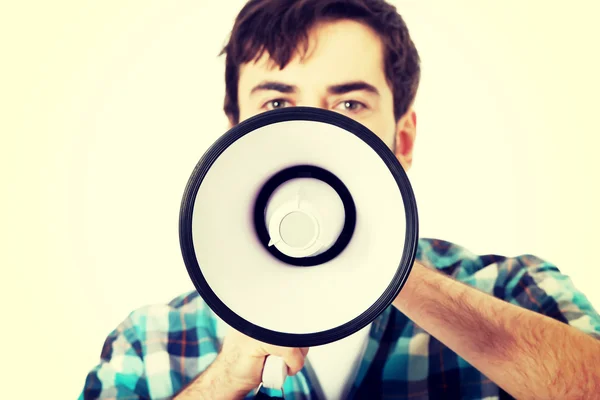 Jeune homme criant à travers le mégaphone . — Photo