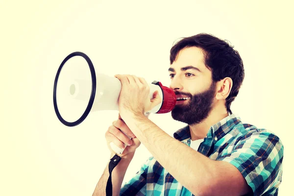 Jeune homme criant à travers le mégaphone . — Photo