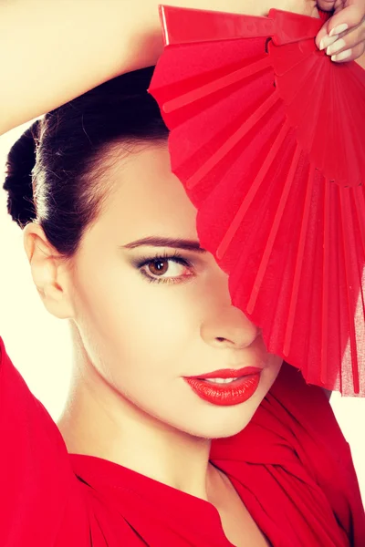 Portrait d'une danseuse latino portant une robe rouge — Photo