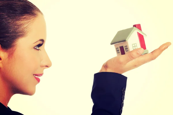 Žena s malým modelu domu na skladě — Stock fotografie