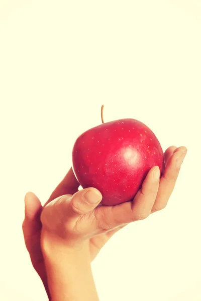 Vrouwelijke hand bedrijf rode appel — Stockfoto