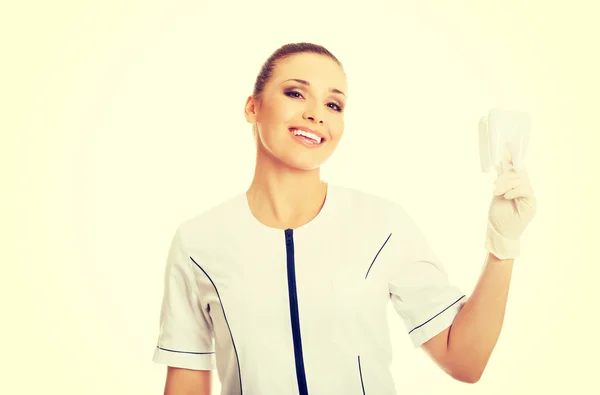 Retrato del dentista femenino sosteniendo un modelo de diente — Foto de Stock