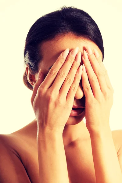 Nude woman covering her eyes because of shame — Stock Photo, Image