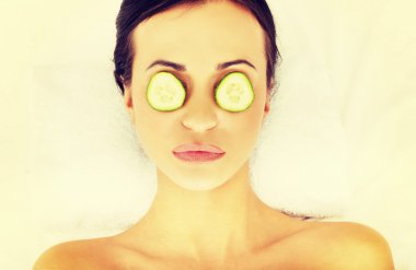 Spa, kadının salatalık üzerinde gözlere sahip