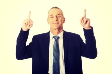 yukarı doğru işaret eden işadamı portresi 