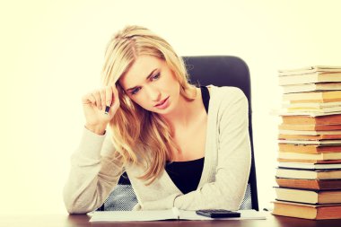 yorgun kadın sınava hazırlanıyor