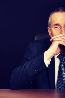 Masa başında oturan ciddi iş adamı