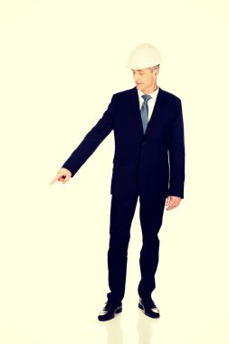 Baret aşağıyı ile işadamı gülümseyen