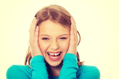 Başını tutan heyecanlı genç kadın