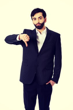 Başparmak aşağı hareketi ile mutsuz işadamı.