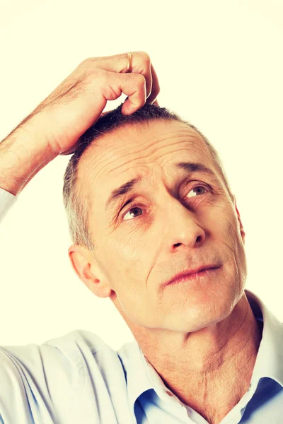 Mylić mężczyzna zarysowania głowę — Zdjęcie stockowe
