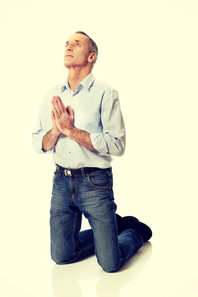 Hombre arrodillado y orando a Dios — Foto de Stock