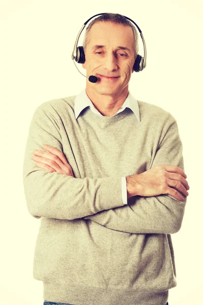 Viejo hombre del centro de llamadas con auriculares — Foto de Stock