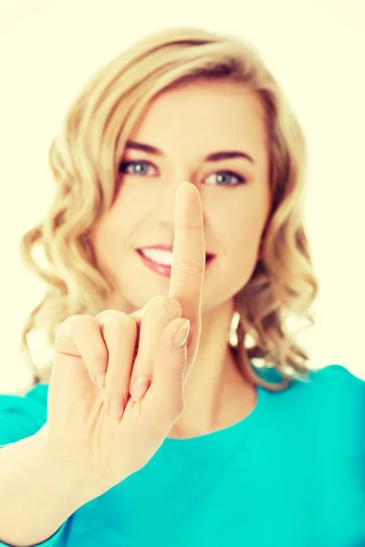 Porträt einer Frau, die einen imaginären Knopf drückt — Stockfoto