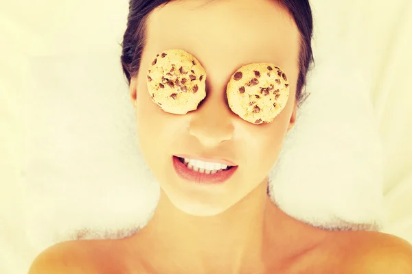 Mujer con galletas en los ojos disfrutando del spa — Foto de Stock