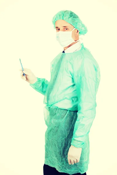 Homme médecin avec un scalpel — Photo