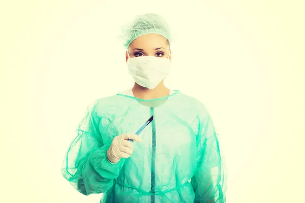 Femme médecin avec un scalpel — Photo