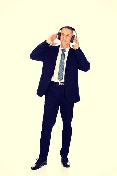 Celé délce podnikatel s velkým sluchátka — Stock fotografie