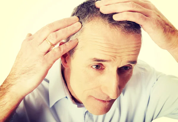 Sopra la vista di un uomo che esamina i suoi capelli — Foto Stock