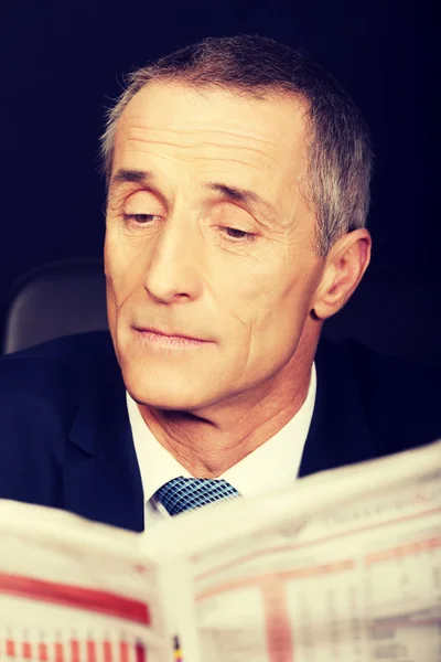 Uomo d'affari che legge un giornale in ufficio — Foto Stock
