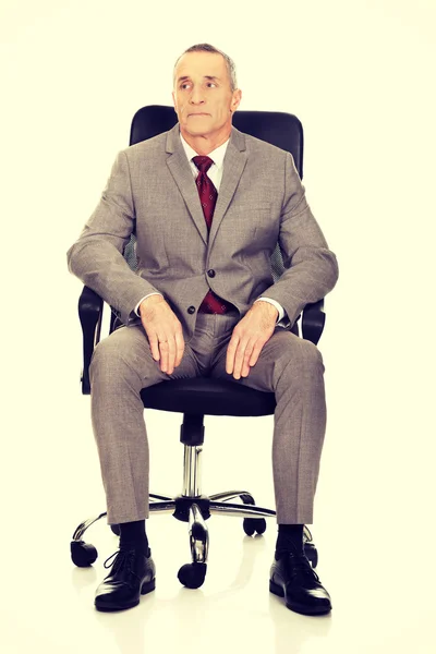 Vue de face de l'homme d'affaires assis sur un fauteuil — Photo