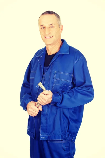 Feliz reparador sosteniendo la llave inglesa — Foto de Stock