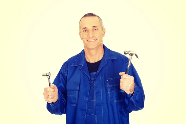 Trabajador mostrando su llave y martillo — Foto de Stock