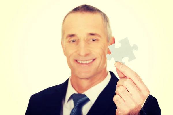 Kluger Geschäftsmann mit Puzzle — Stockfoto
