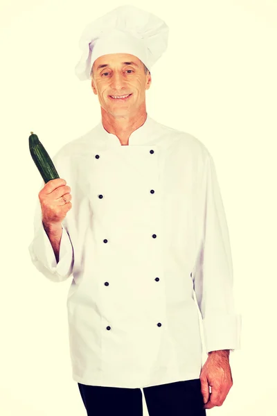 Mužský kuchař s okurkou — Stock fotografie