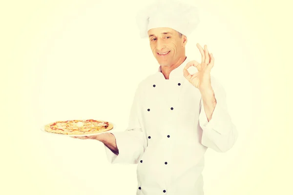 Chef padeiro com pizza italiana mostrando sinal perfeito — Fotografia de Stock