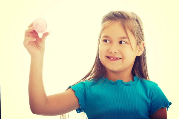 Niña con un gran crayón — Foto de Stock