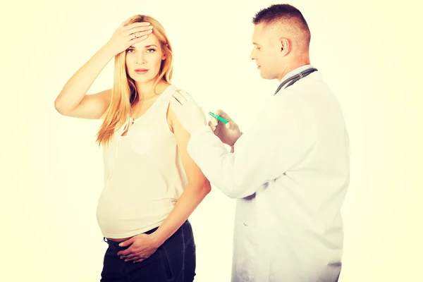 Une femme enceinte se fait vacciner — Photo