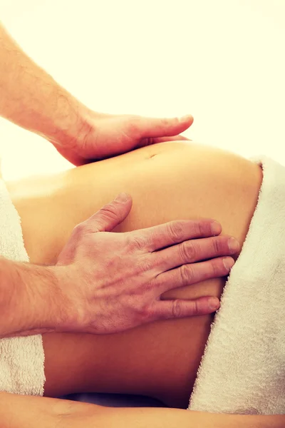 Mulher grávida fazendo uma massagem relaxante — Fotografia de Stock