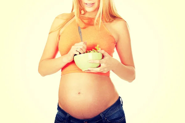 Mujer embarazada sosteniendo un tazón con ensalada — Foto de Stock