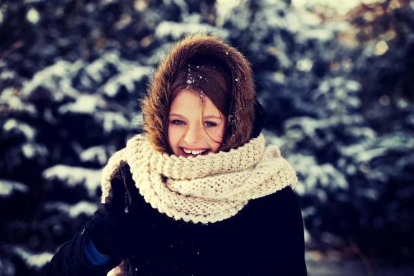 Jovem mulher ao ar livre no inverno — Fotografia de Stock