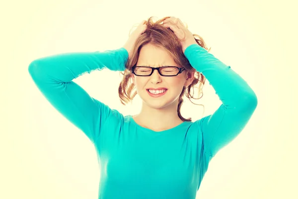 Frustrierte Teenagerin zieht an den Haaren — Stockfoto